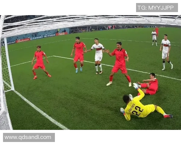 足球明星婚礼盛典拉横幅庆祝引发球迷热议与祝福